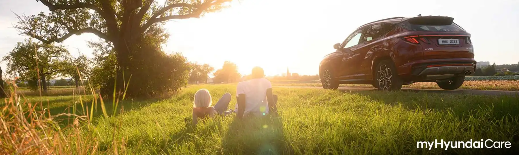 Mecánico arreglando auto