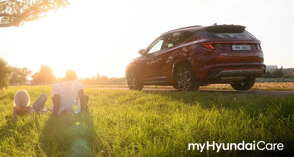 Mecánico arreglando auto