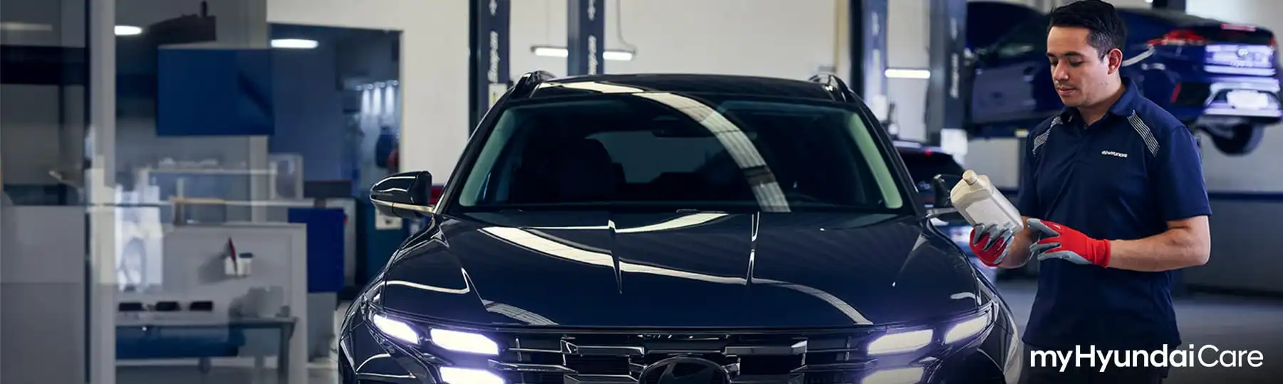 Mecánico arreglando auto