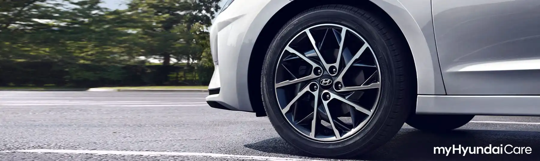 Mecánico arreglando auto